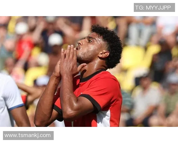 足球场上那些不畏强敌、坚韧不拔的球星们如何通过实力证明自己