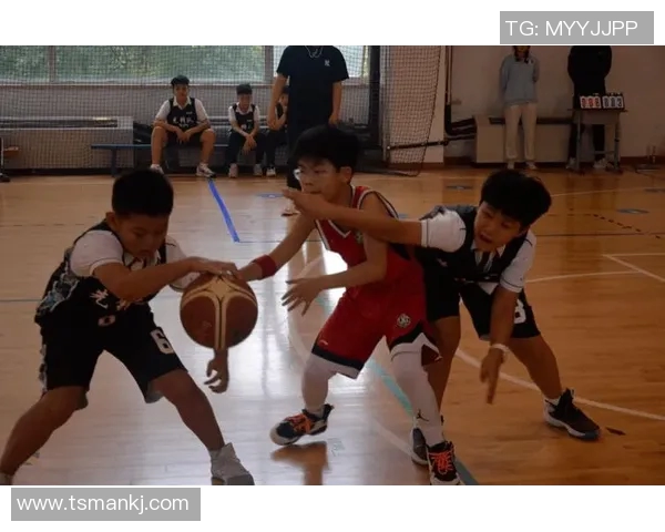 足球巨星挑战篮球场，脚踢篮球展现跨界魅力，精彩瞬间定格运动之美